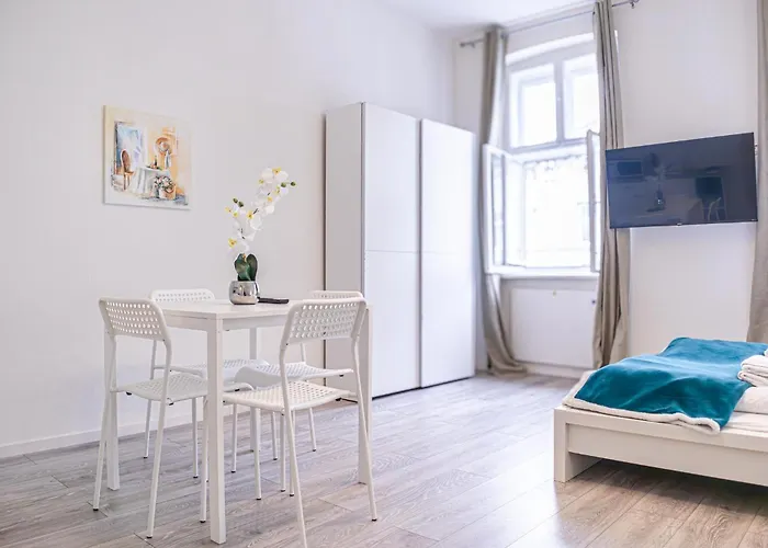 Cozy Near Wiener Stadthalle Apartment