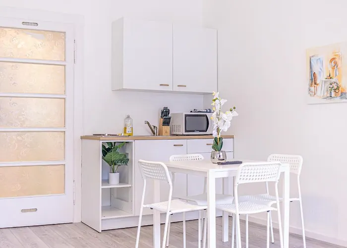 Cozy Near Wiener Stadthalle Apartment